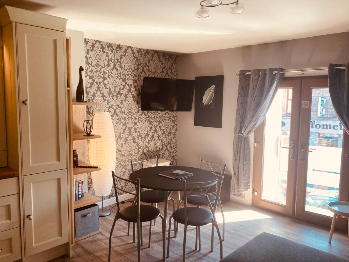Boutique 2-Bed Town Centre Apartment Баллина Экстерьер фото